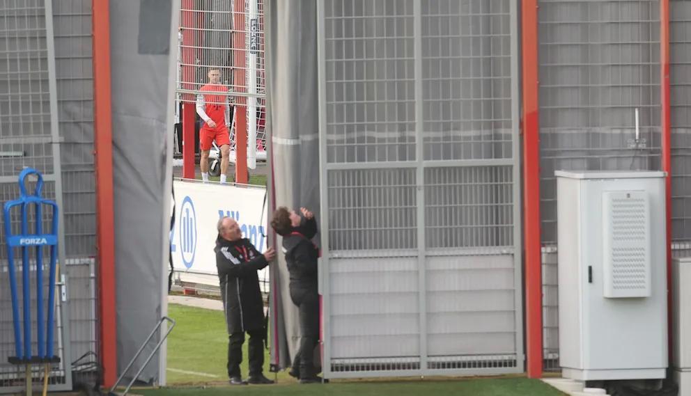 图片报：基米希被拍到参加合练，拜仁员工用幕布进行了遮挡