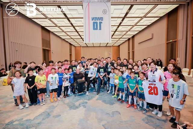 九游官方娱乐-“追风少年”空降咸阳！传奇球星欧文与秦超少年共度儿童节